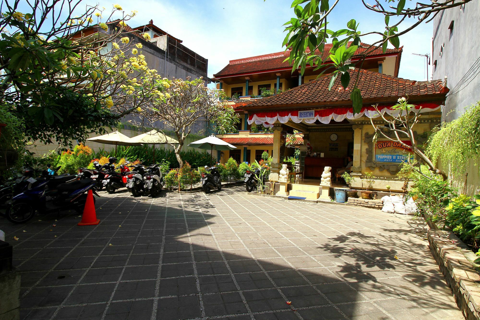 Dua Dara Inn Kuta Legian Extérieur photo