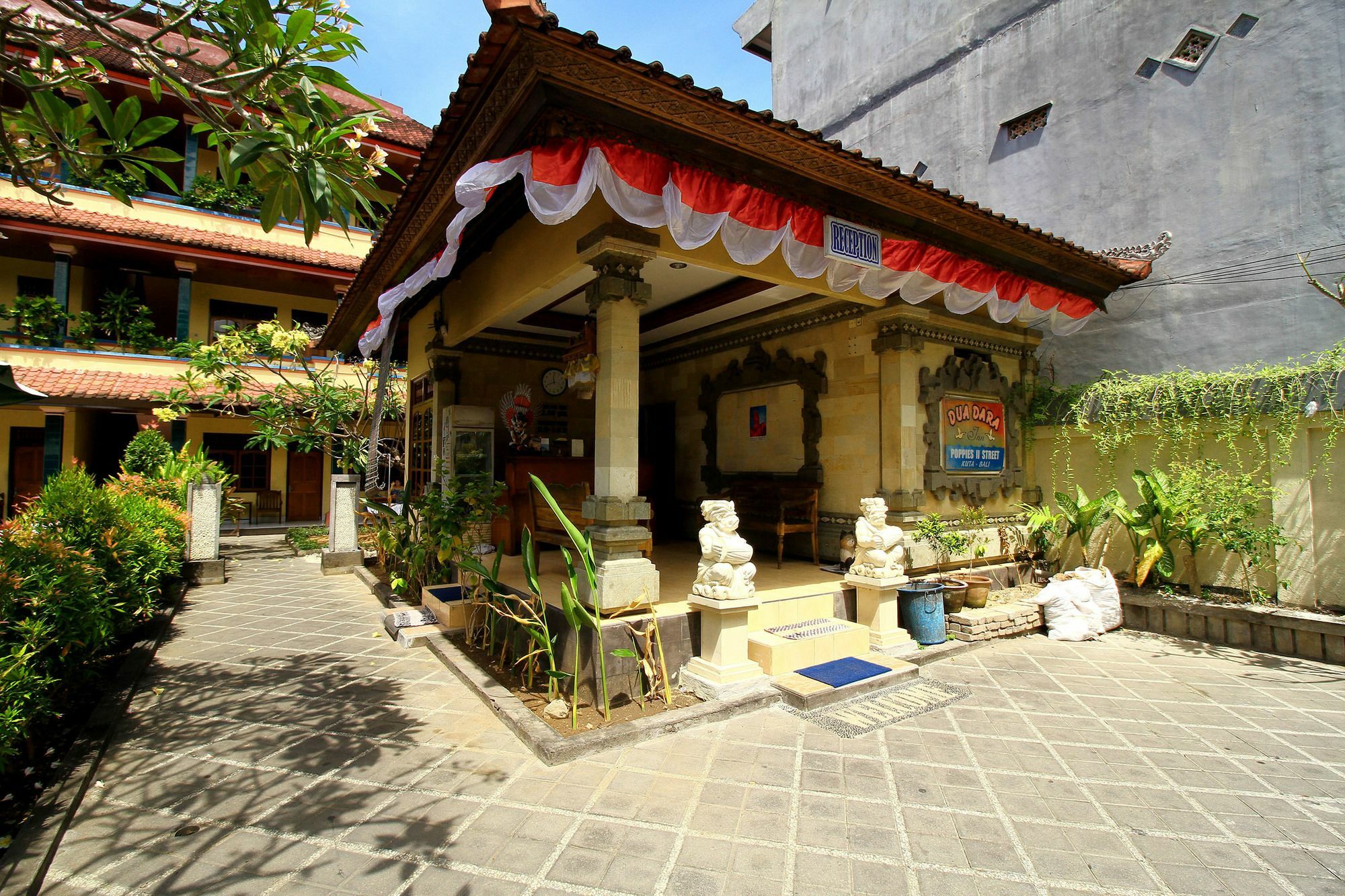 Dua Dara Inn Kuta Legian Extérieur photo